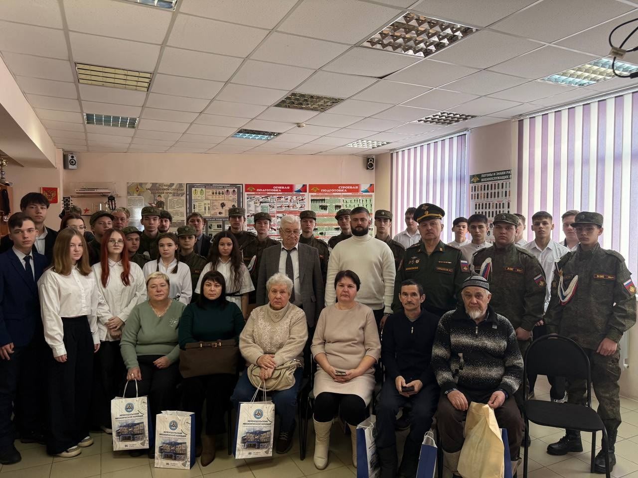 «Никто не забыт, ничто не забыто»: в Зеленодольском механическом колледже открыли мемориальный стенд героям СВО