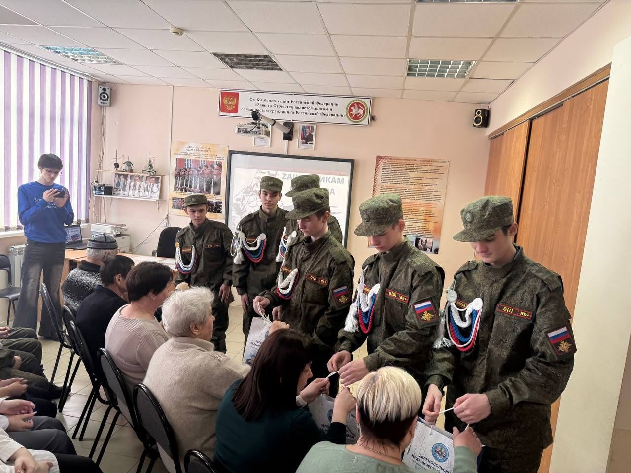«Никто не забыт, ничто не забыто»: в Зеленодольском механическом колледже открыли мемориальный стенд героям СВО
