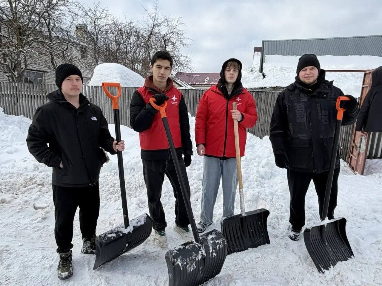 Студенты медколледжа помогли в уборке снега матери участника СВО