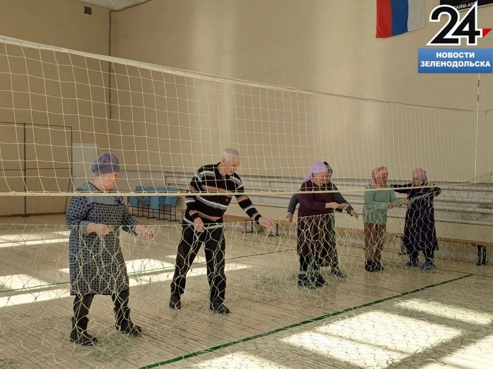 Жители Нурлат приняли активное участие в акции по сбору домашних заготовок для отправки на СВО