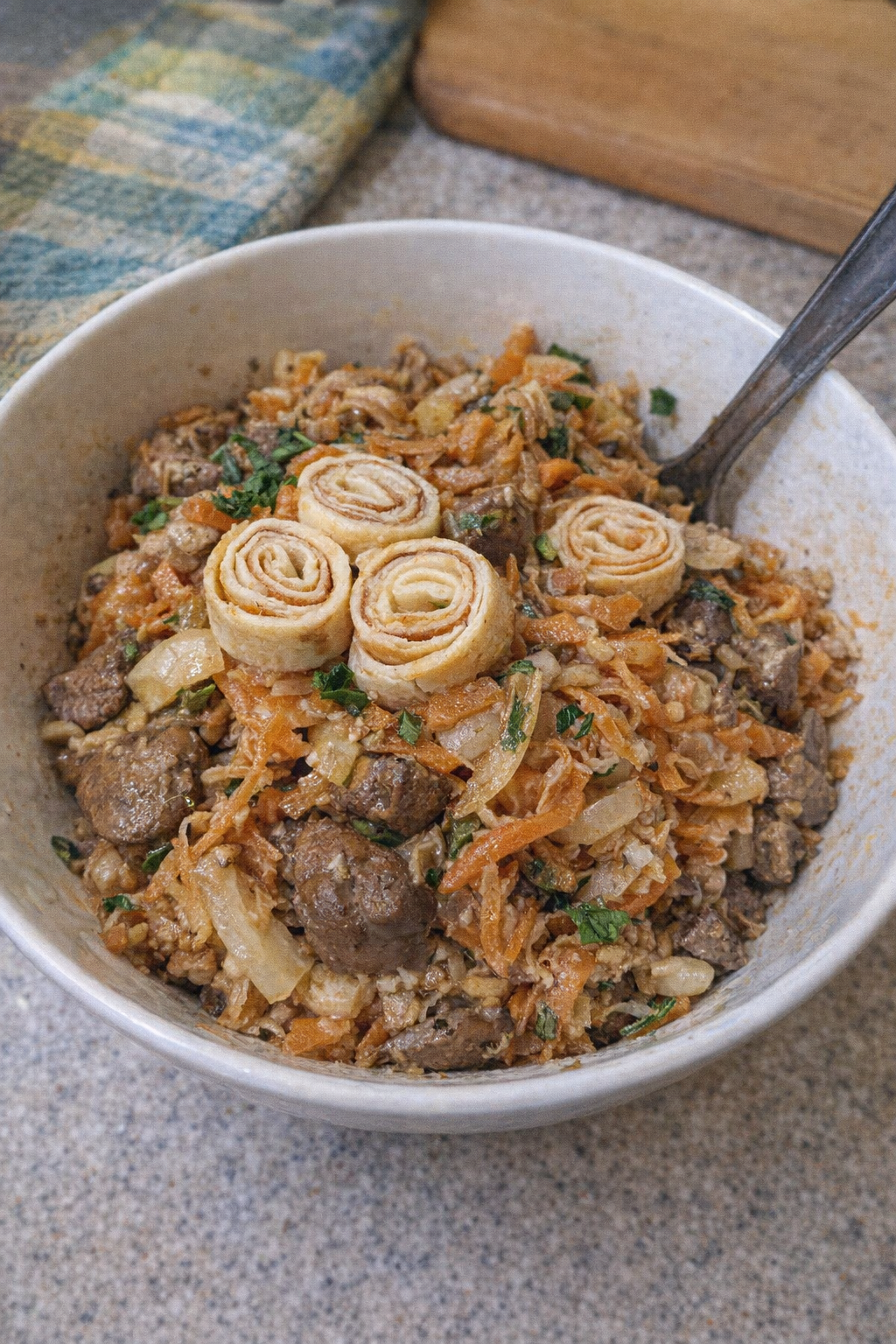 Салат из куриной печени с яичными блинчиками: праздничный, сытный и необычный