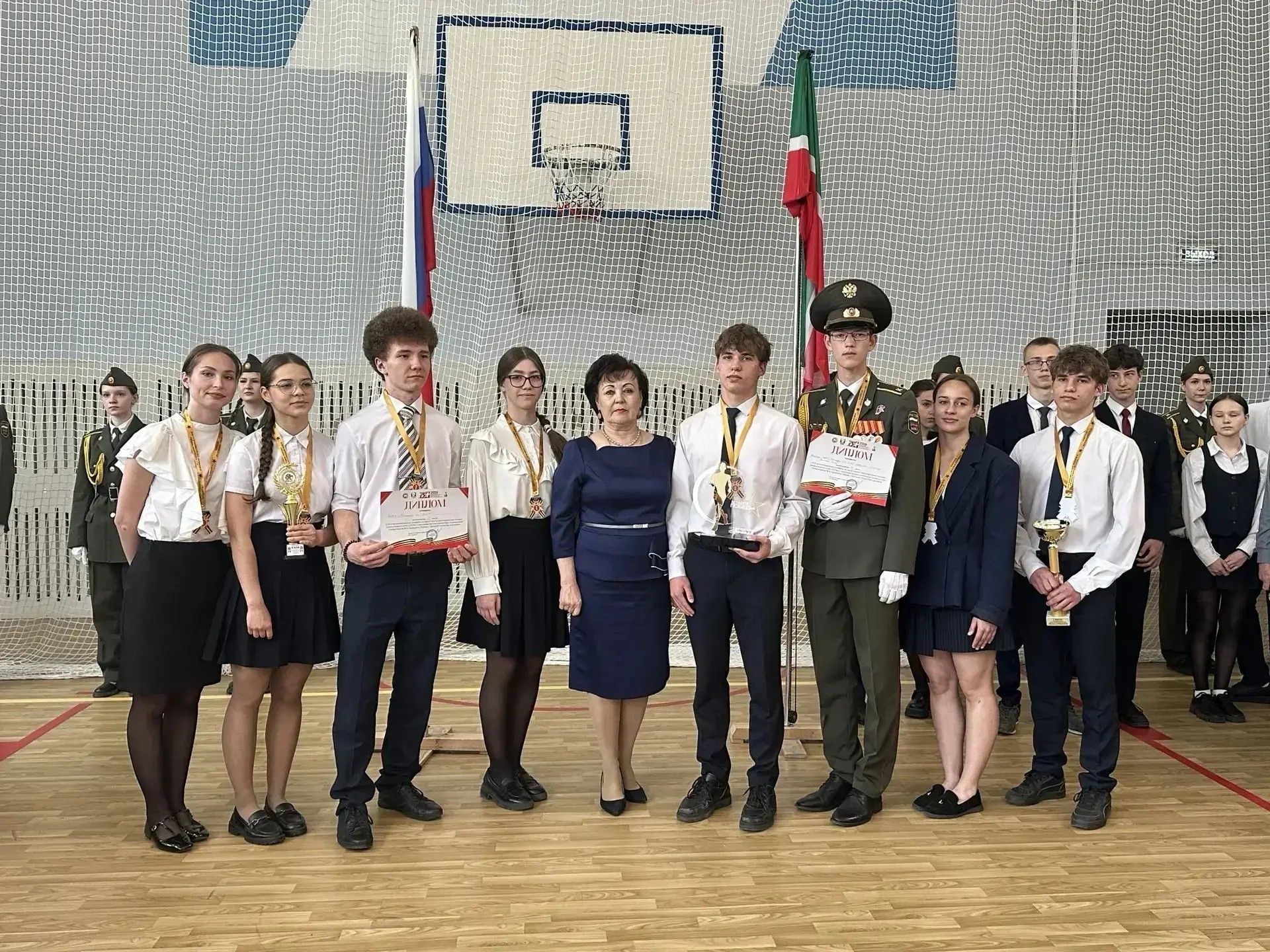 Кубок 75-й легкоатлетической эстафеты на приз газеты «Зеленодольская правда» вручён команде гимназии №3