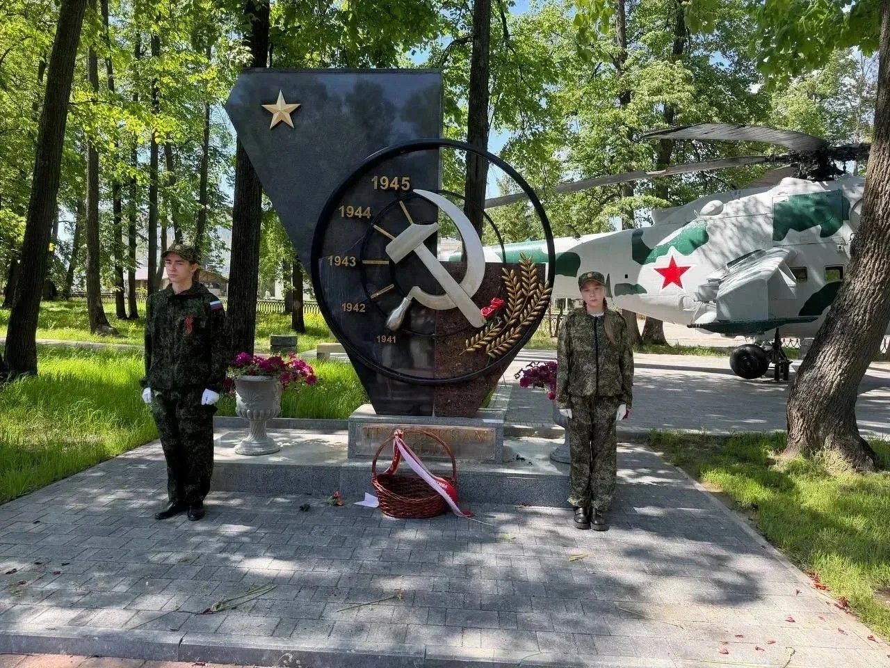 В городском Парке Победы продолжают нести Вахту Памяти ученики зеленодольских школ