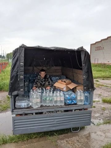 Жители деревни Молвино передали в зону СВО бутилированную воду