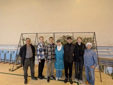 Жители деревни Молвино передали в зону СВО бутилированную воду