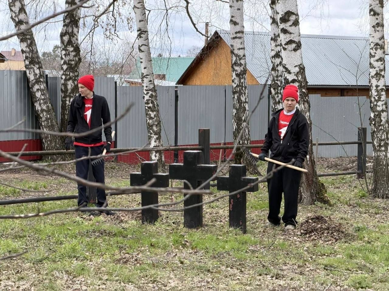 Первые из Зеленодольского лицея №9 провели уборку на кладбище военнопленных