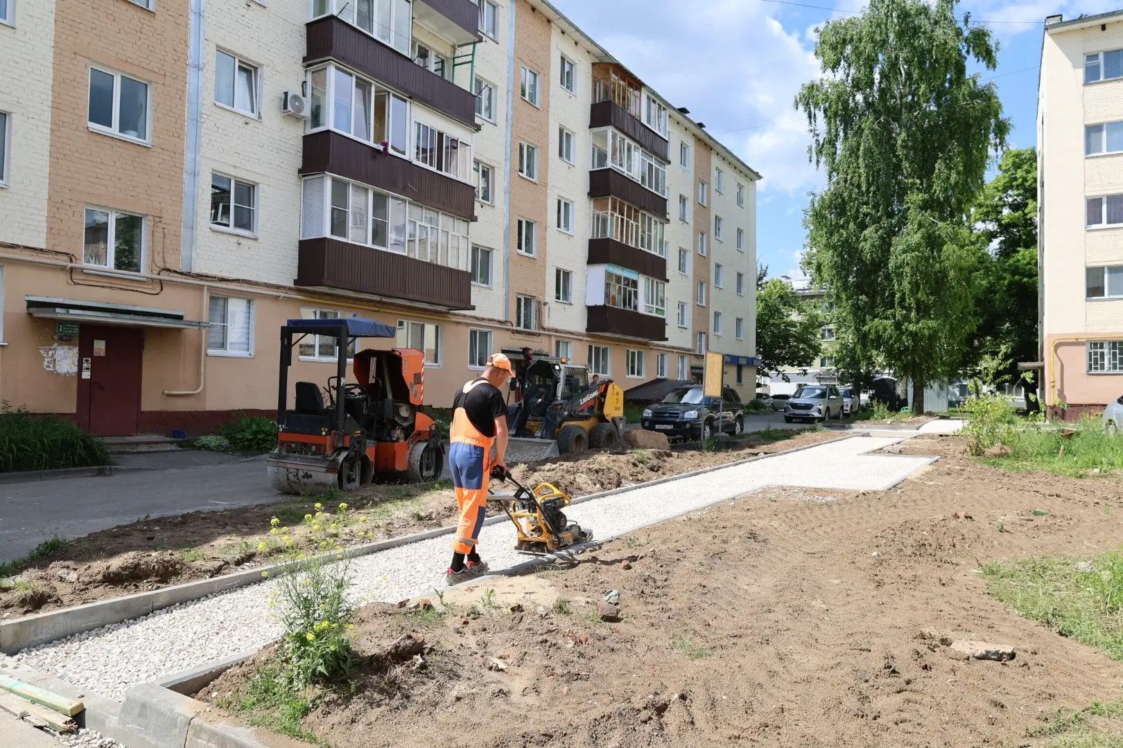 Во дворе по улице Комсомольской продолжаются работы по республиканской программе «Наш двор»