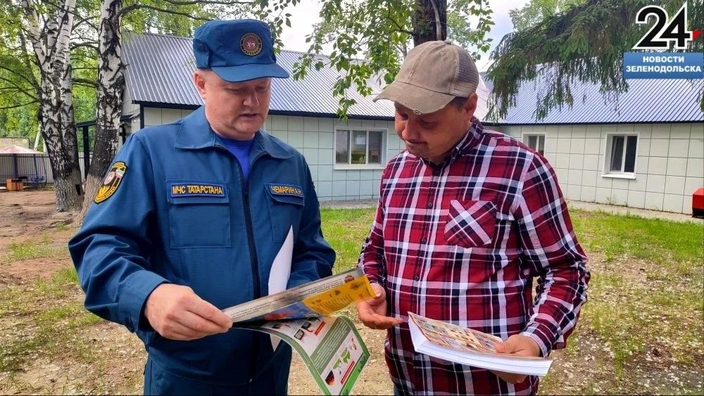 Сотрудники МЧС проводят тренировки по эвакуации в детских лагерях