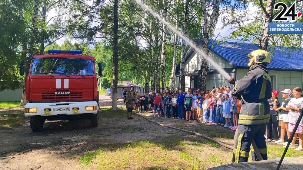 Сотрудники МЧС проводят тренировки по эвакуации в детских лагерях