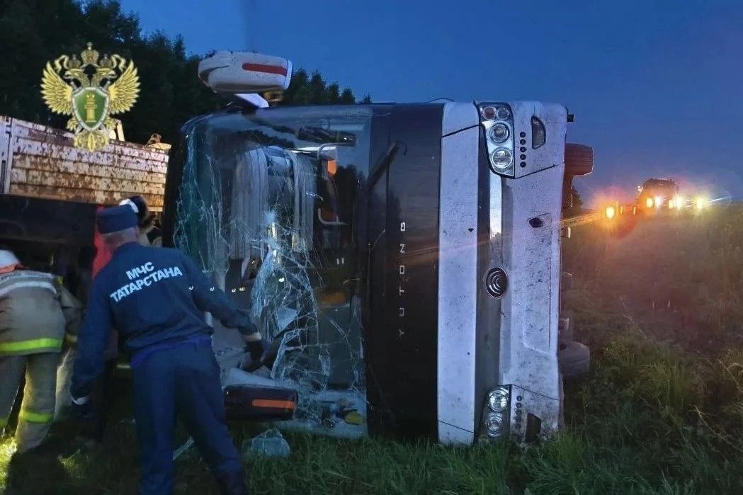 В Татарстане автобус опрокинулся в кювет: 15 пострадавших