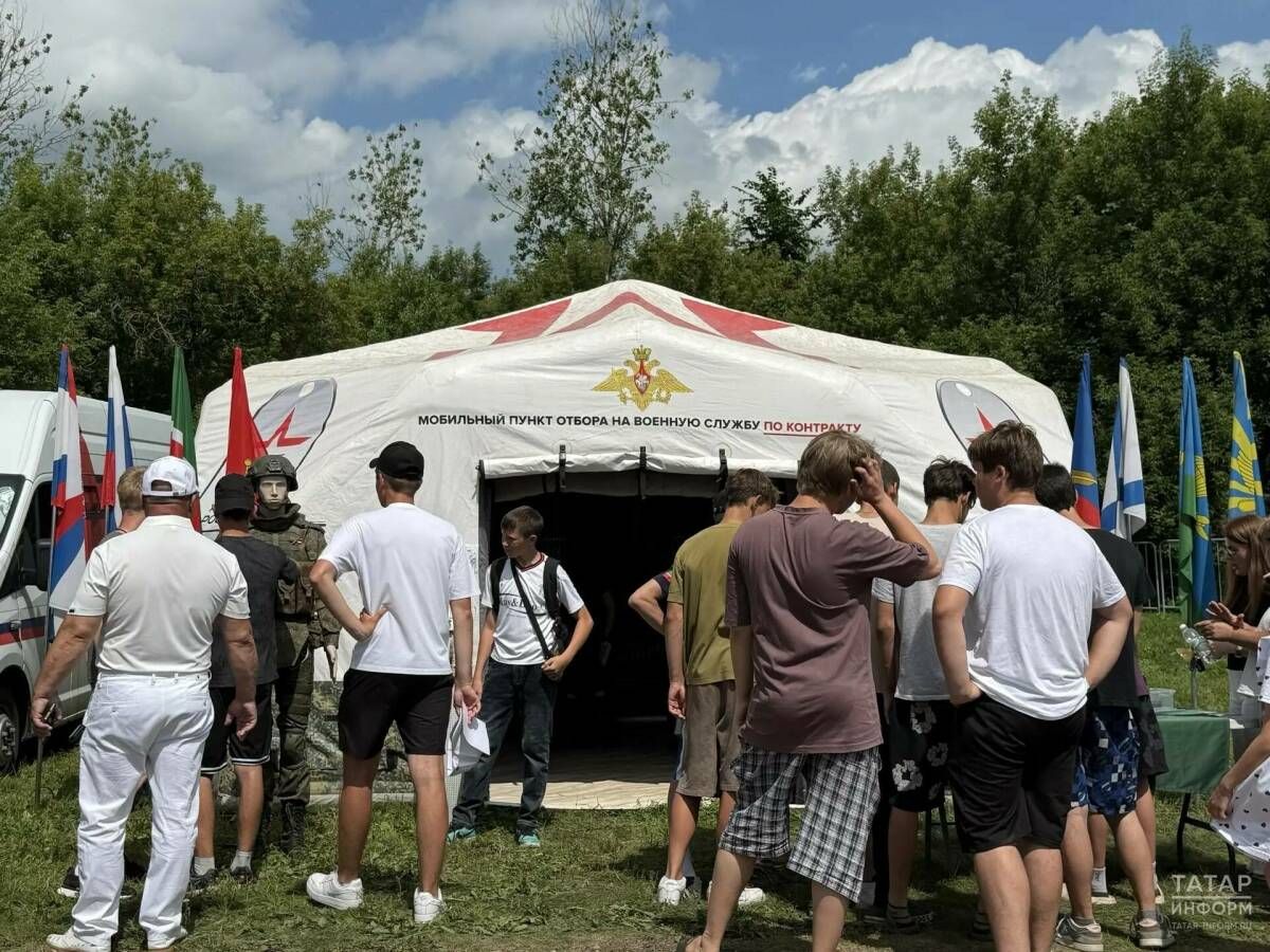 На празднике «Уяв» работал передвижной пункт отбора на службу по контракту
