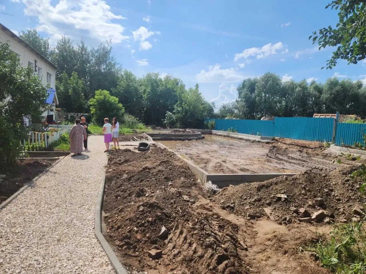 Во дворе по улице Стахановской  в Васильево ведутся работы по республиканской программе «Наш двор»
