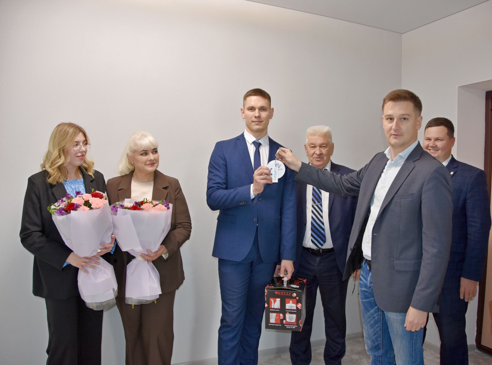 «ПОЗиС» вручил ключи от новой квартиры семье Рощупкиных