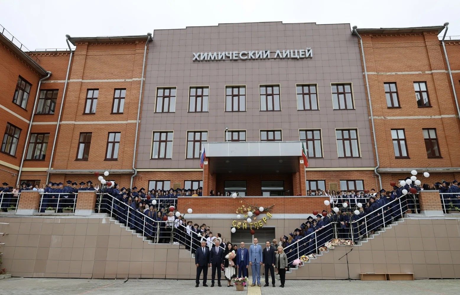 Михаил Афанасьев побывал в химическом лицее-интернате для одаренных детей