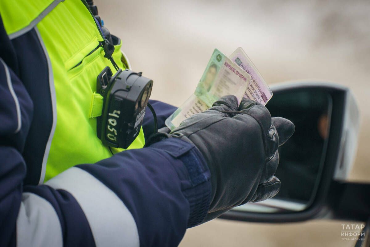 Скоро водители смогут показывать права и документы на машину прямо в телефоне
