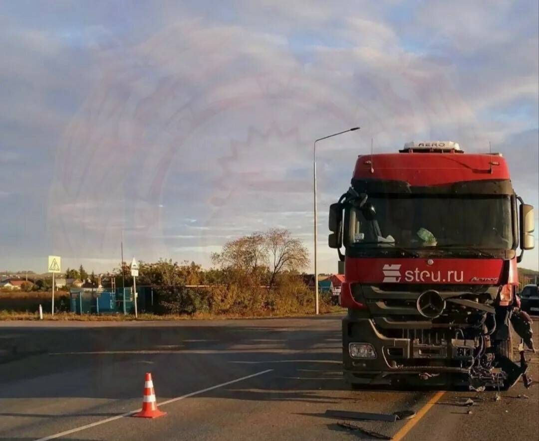 Водитель Renault погиб в результате столкновения с фурой в Буинском районе