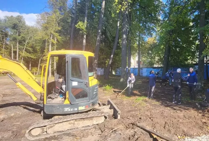На территории спорткомплекса «Маяк» стартовали осенние субботники