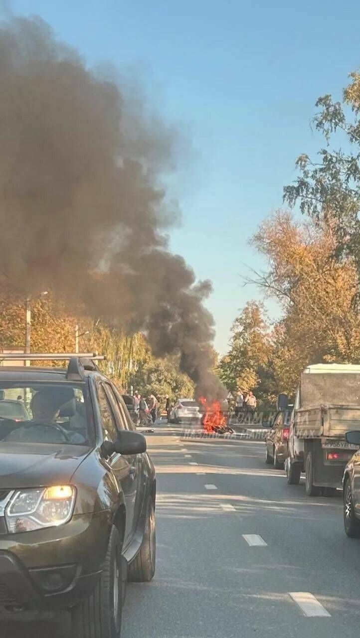 После ДТП с двумя авто в Казани загорелся мотоцикл