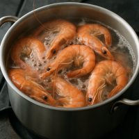 Секрет шеф-повара: Как варить креветки, чтобы они были сочными и нежными?