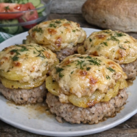 Сочные стожки из индейки с картофелем под сырной шапкой: ужин мечты