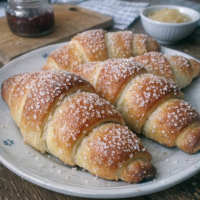 Дрожжевые рогалики с повидлом: пышнее, чем в детстве