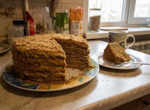 Ленивый медовик без раскатки коржей: тот самый вкус за полчаса