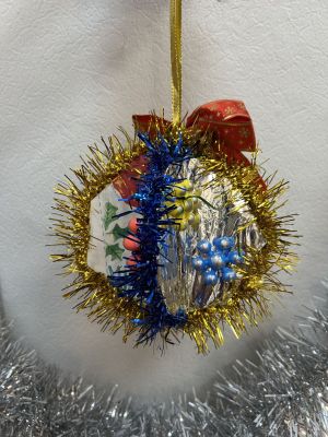 Амир Барышев принес на конкурс игрушек новогодний диско-шар