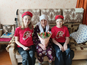 Юнармейцы поздравили с 96-летием труженицу тыла Альфию  Абдуллину