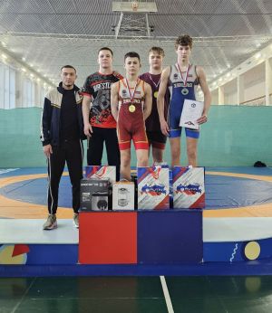 Три золотых медали привезли зеленодольские борцы из Екатеринбурга