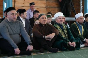 Раис Татарстана совершил праздничный намаз в мечети села Айбаш