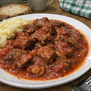 Тот самый советский гуляш из говядины: рецепт из столовой