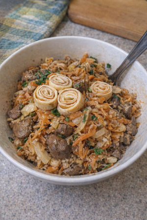 Салат из куриной печени с яичными блинчиками: праздничный, сытный и необычный