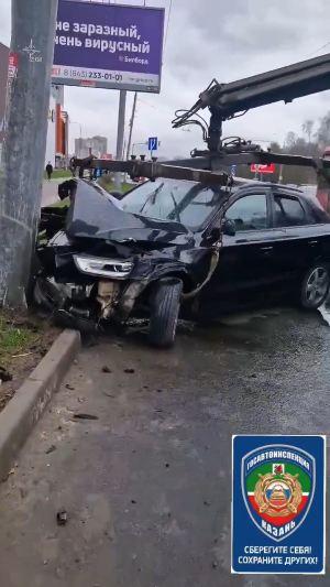 В Казани владелица Audi столкнулась с другим автомобилем и врезалась в столб