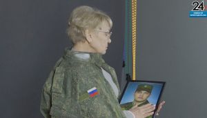 «Китель все ещё хранит родное тепло»: Зеленодольские жены и матери бойцов надели мундиры своих героев