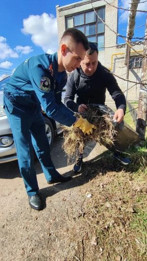 Зеленодольские пожарные вышли на субботник