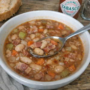 Фасолевый суп «Шустрый»: сытный обед с остринкой за 20 минут