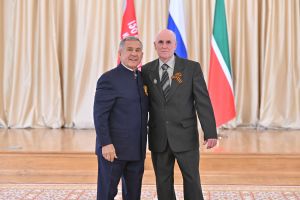 Рустам Минниханов вручил в Казанском Кремле государственные награды