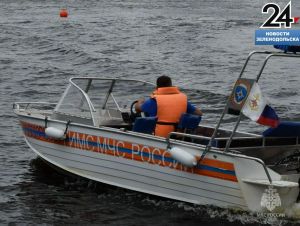 Сотрудники МЧС предупреждают об опасности плавания на лодках во время ледохода