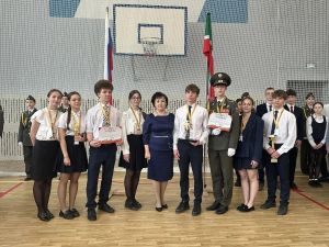 Кубок 75-й легкоатлетической эстафеты на приз газеты «Зеленодольская правда» вручён команде гимназии №3