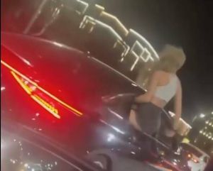 На Кремлевской дамбе в Казани засняли пассажирку, вылезшую из окна во время езды