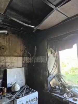 Спасатели помогли выбраться из горящего дома трем людям в Зеленодольске