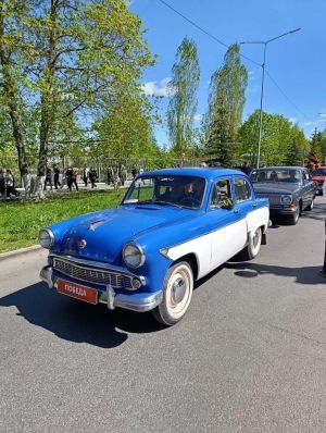 Парадная колонна движется по главной улице Зеленодольска