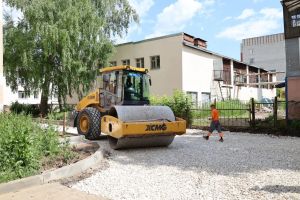 Во дворе по улице Комсомольской продолжаются работы по республиканской программе «Наш двор»