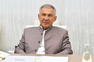 «Язык, объединяющий народы»: Рустам Минниханов поздравил татарстанцев с 227-летием со дня рождения Пушкина