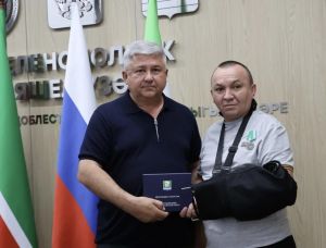 Глава ЗМР встретился с участником специальной военной операции Айратом Зайнуллиным