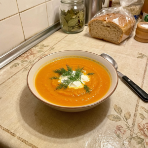 Морковный суп-пюре на курином бульоне со сливками и молоком — готовится за 25 минут