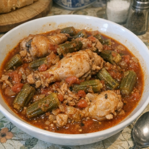 Курица с бамией — готовим тушеное блюдо с сочным и густым мясом