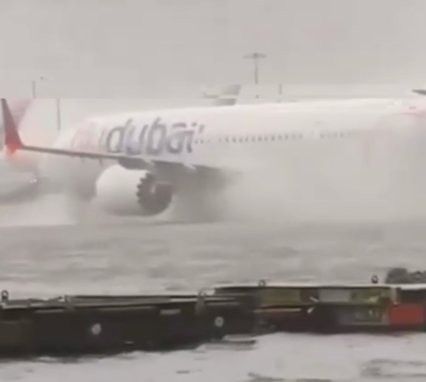 В сети появилось видео, как самолёты «плавают» по аэропорту Дубая
