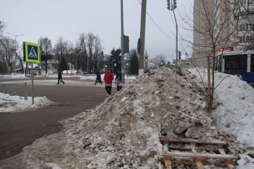 «Ладно я ехала медленно, а так бы быть беде»: В Зеленодольске из-за снежных гор чуть не сбили пешехода
