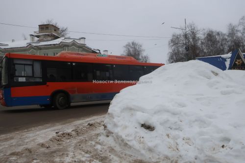 «Ладно я ехала медленно, а так бы быть беде»: В Зеленодольске из-за снежных гор чуть не сбили пешехода